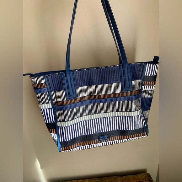 Fossil Emma Tote with matching wallet
Blue and brown pattern - Picture 6 of 16